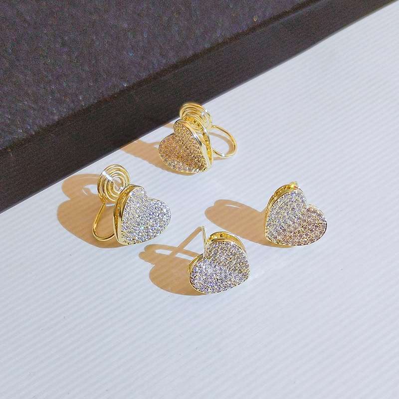 New trendy earrings with heart-shaped earrings full of diamonds, no need to take them off while sleeping, a bestseller among female Internet celebrities Application Scenario