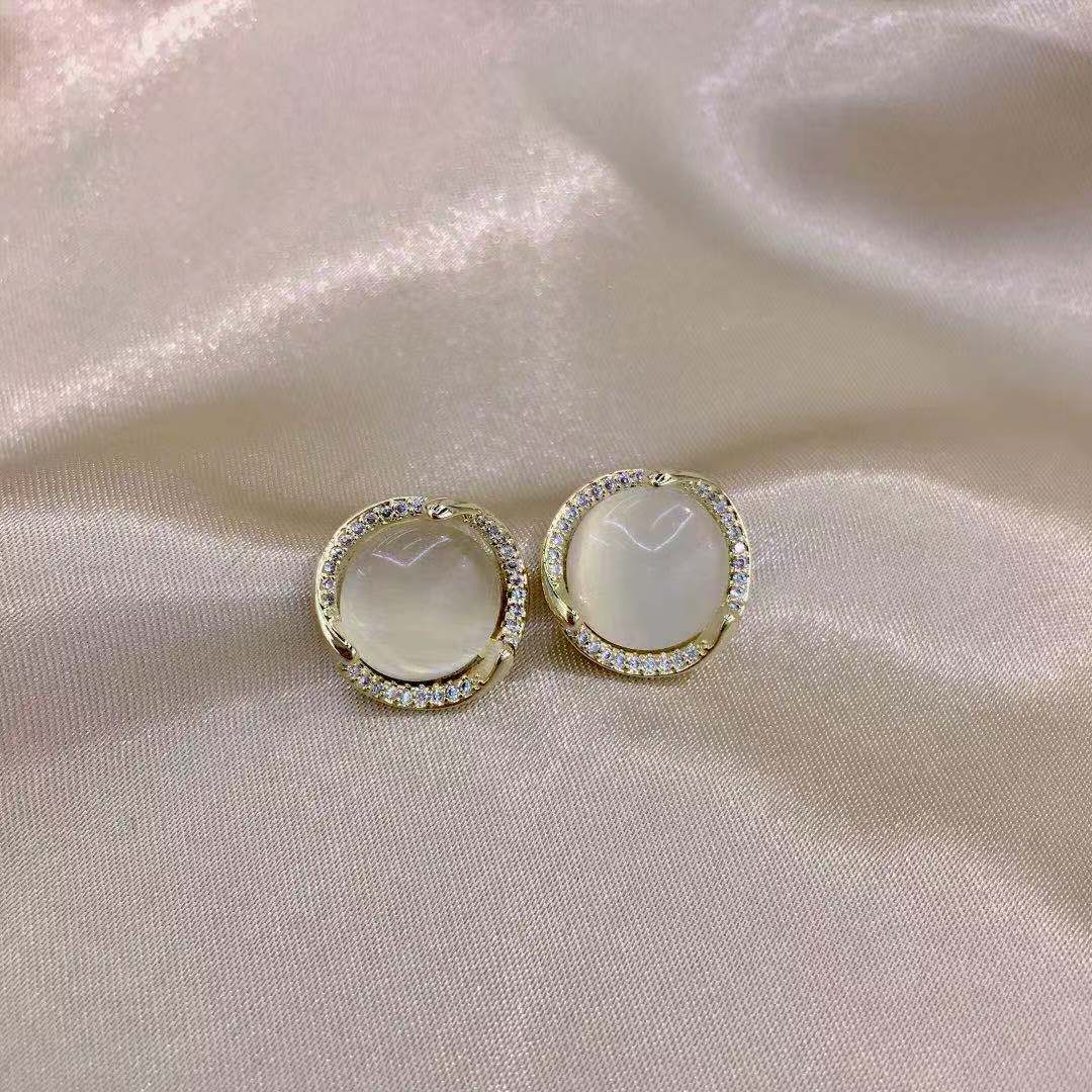 High-end, elegant and light luxury cat's eye stone stud earrings S925 silver needle earrings, Japanese and Korean women's inlaid earrings