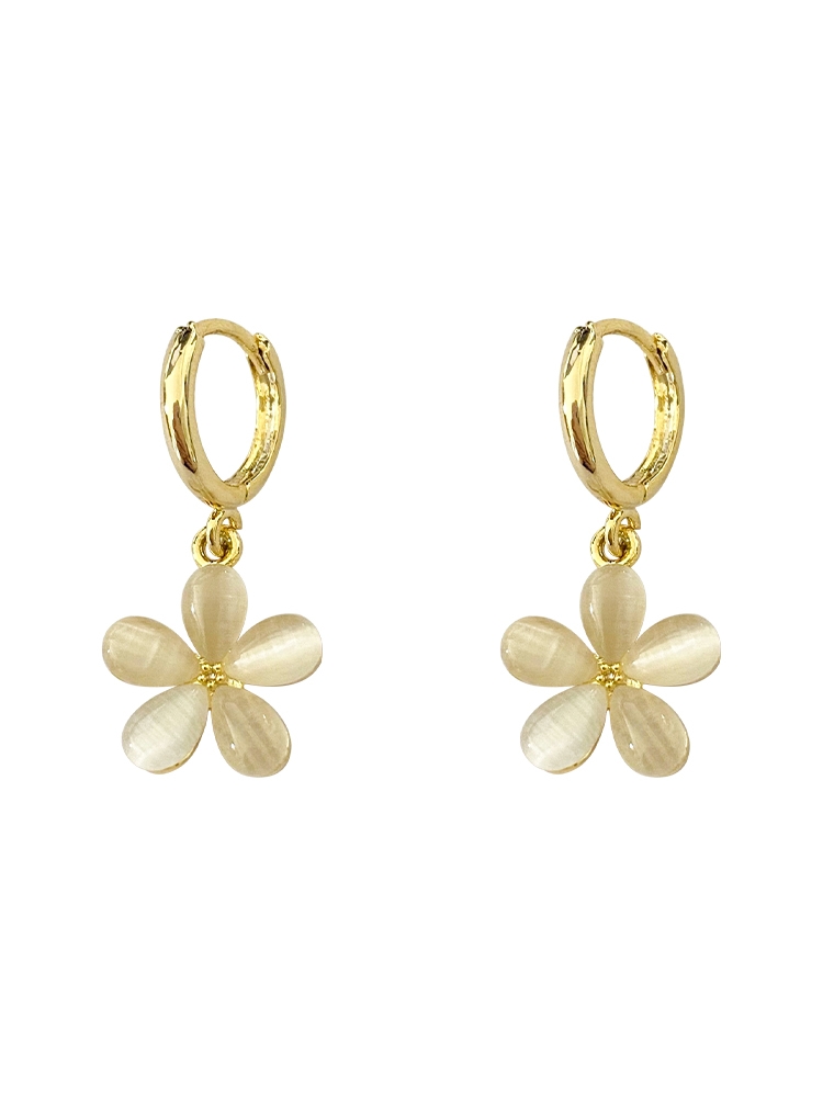 Flower-shaped earrings for women in summer, with a high-end, light luxury and cold style. New trendy forest-themed stud earrings and ethereal earrings Application Scenario