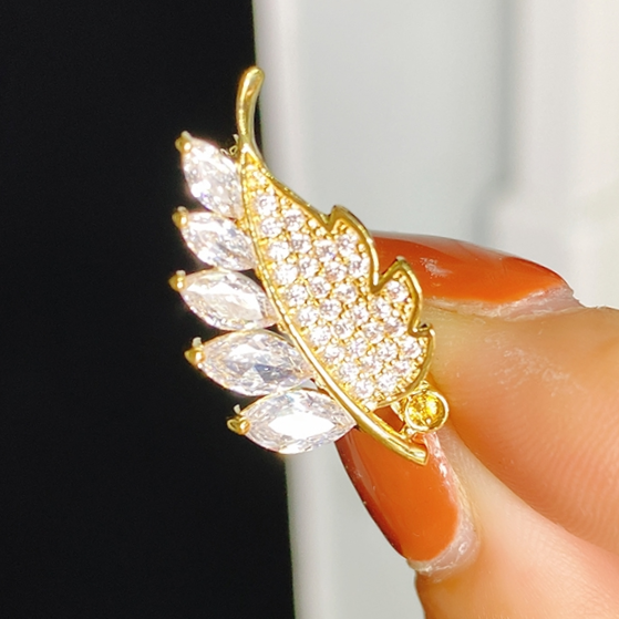 A leaf brooch