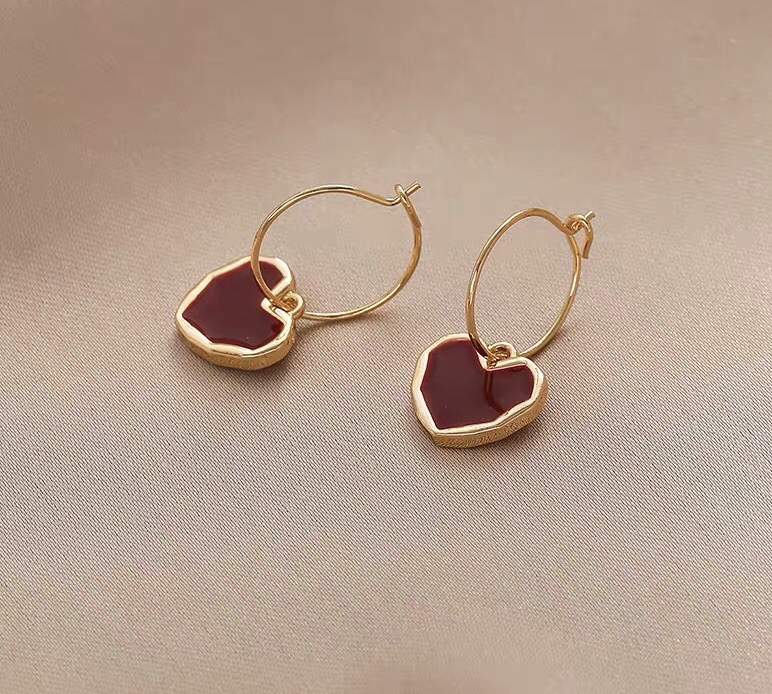 New exquisite heart-shaped, simple and fashionable ear hooks from Dongdaemun, South Korea Application Scenario