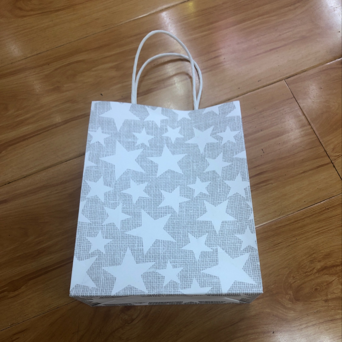 150克进口白牛皮纸袋 礼品袋 包装袋 五角星图案 23×18×8cm  浅灰色