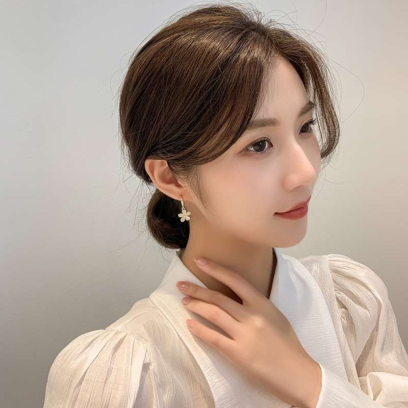 Flower-shaped earrings for women in summer, with a high-end, light luxury and cold style. New trendy forest-themed stud earrings and ethereal earrings Item Picture