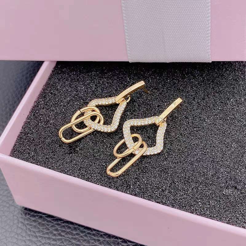 The exquisite and simple chain earrings with micro-studded diamonds exude a sense of luxury and sophistication for women, highlighting their elegance. The earrings are eye-catching, and the trend of big-name stud earrings is on the rise Item Picture