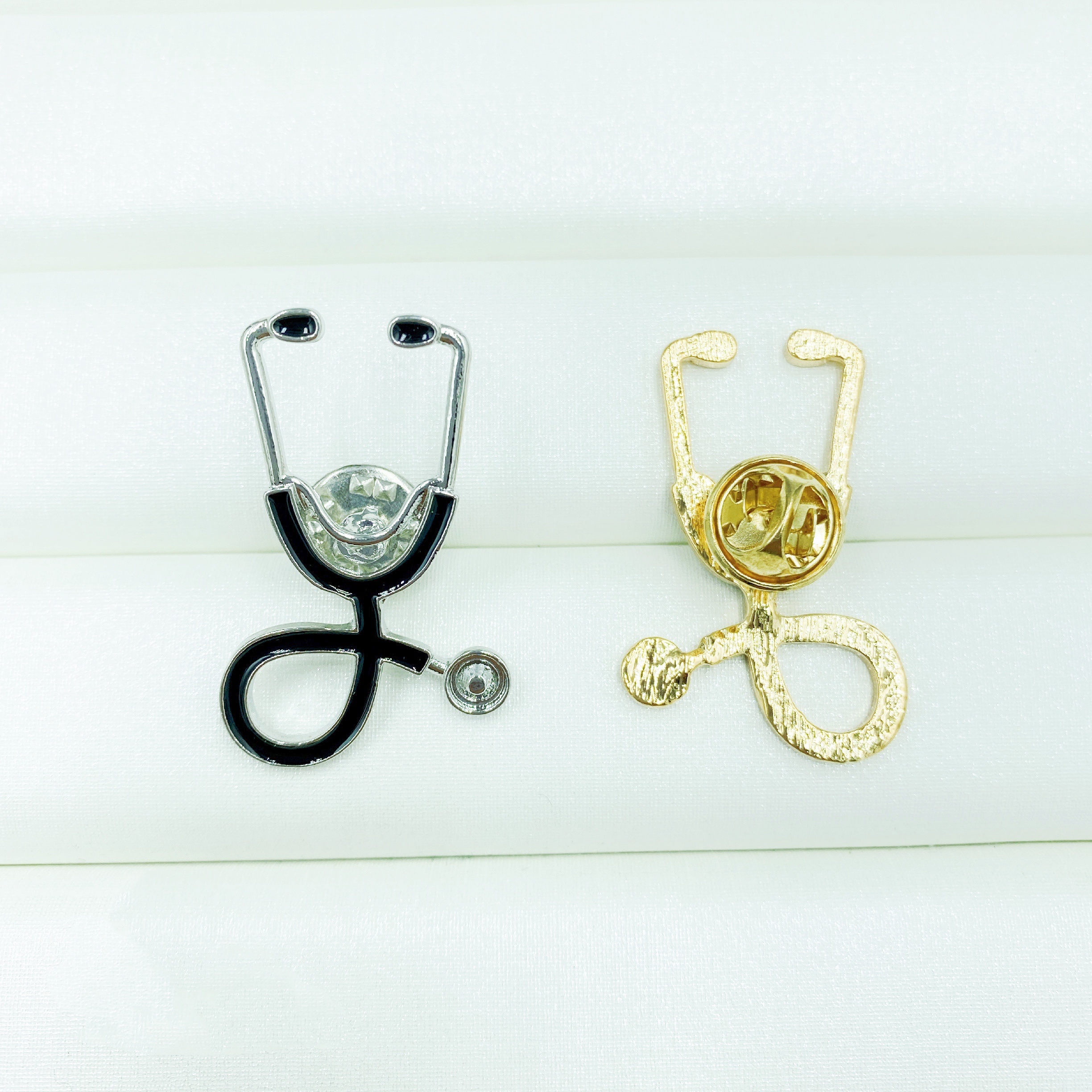 Factory direct sales of cross-border medical stethoscopes, cartoon brooches and corsages Specification image