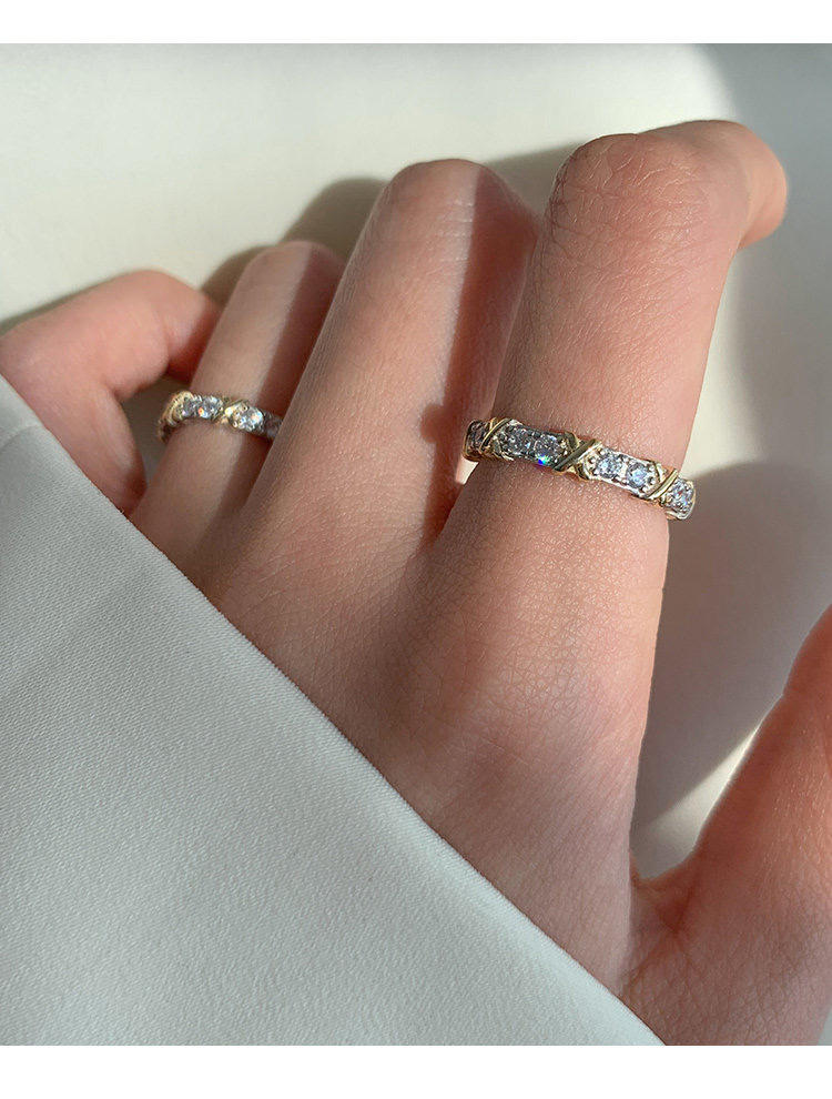 The "National Trend Design" sparkling diamond index finger ring is a light luxury internet-famous ring. It is a trendy and fashionable accessory for women on Instagram, with a unique and elegant temperament details Picture
