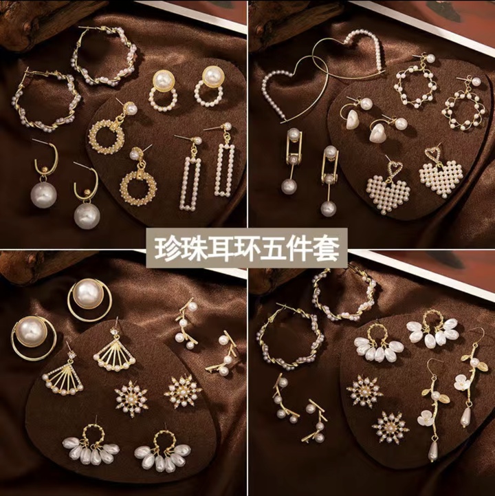 Stud earrings B58