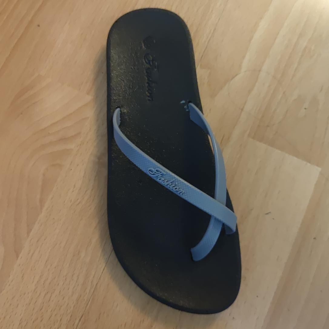 Zapato negro de mujer con cinturón cruzado 9