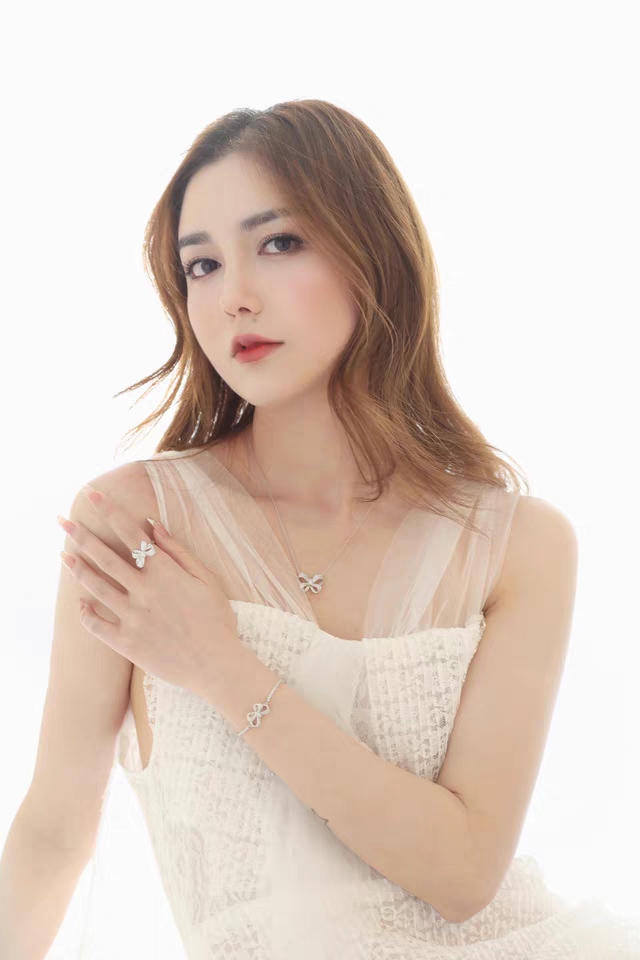 A sweet gift from a niche designer, a versatile and personalized bow necklace for Internet celebrities Application Scenario