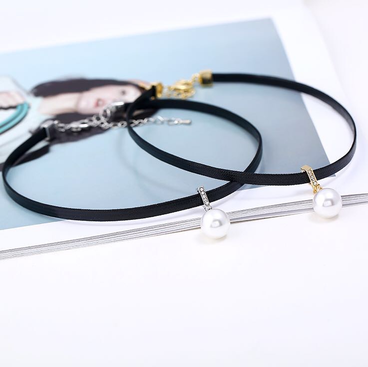 Gold pearl necklace