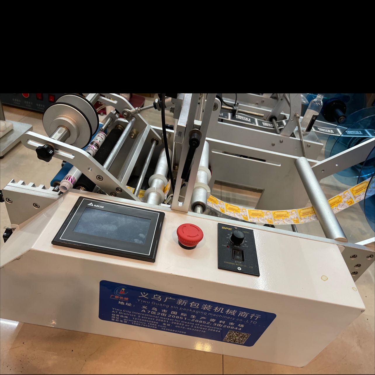 Semi-automatic desktop round bottle labeling machine, Guangxin Packaging Machinery Equipment, a well-established physical store, offers high-quality products at favorable prices Application Scenario