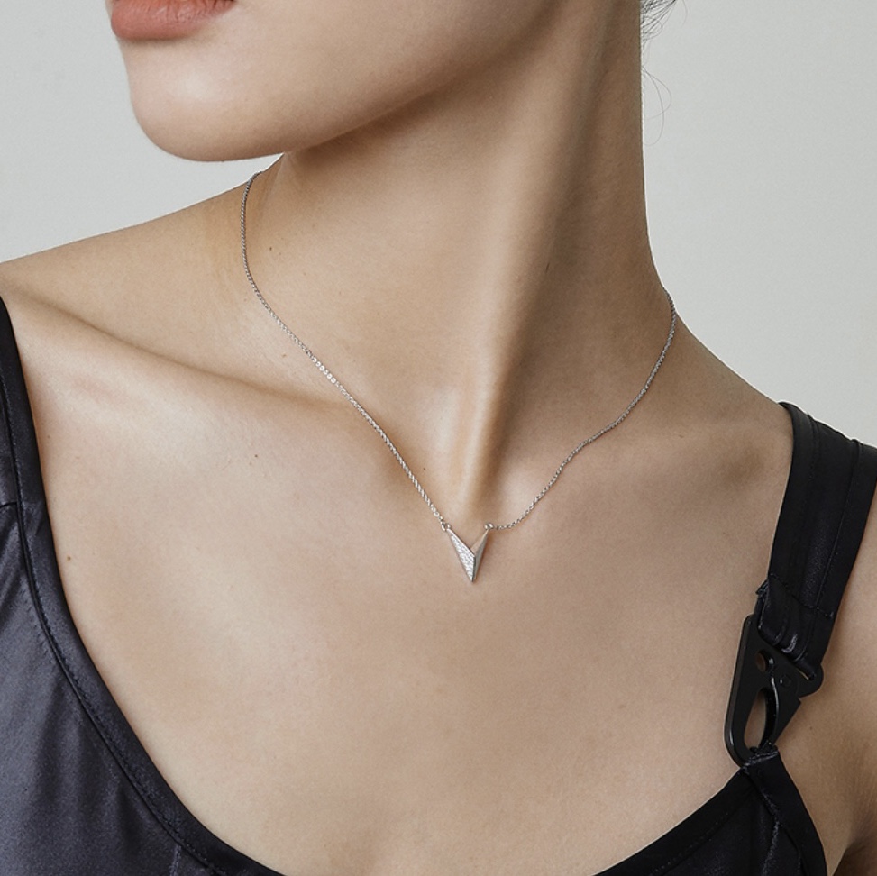 Dart necklace