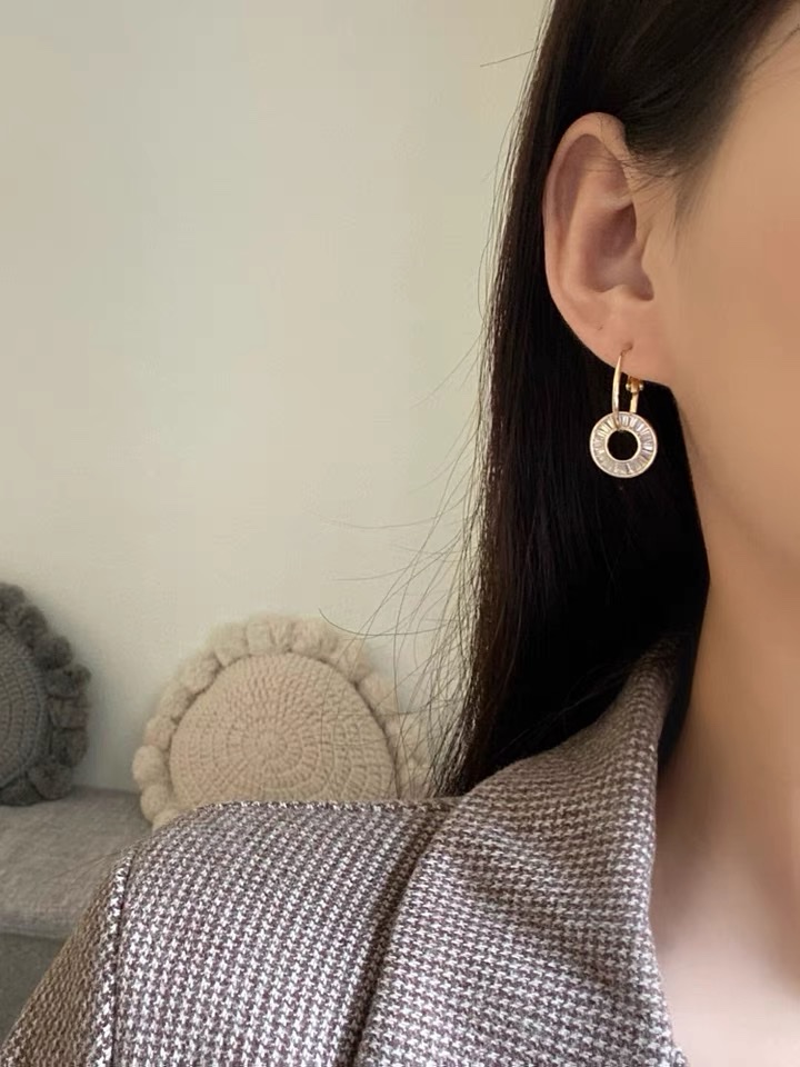 Retro style, fashionable diamond-encrusted earrings, simple geometric round ear rings, 2021 trendy Hong Kong-style niche earrings detail image 2