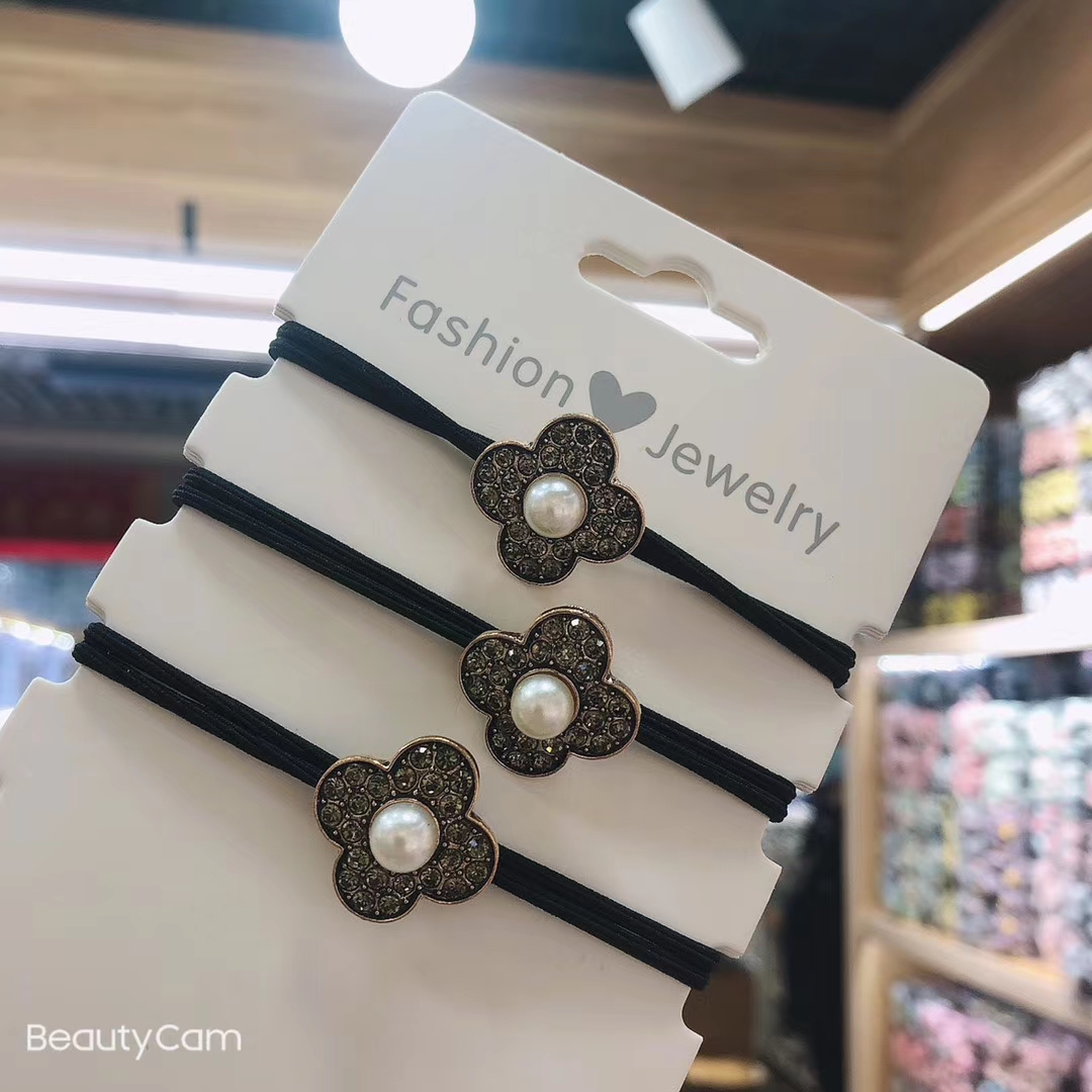 The new Korean version of the leather band four-leaf clover hair tie and hair accessory, a best-selling alloy hair band headwear