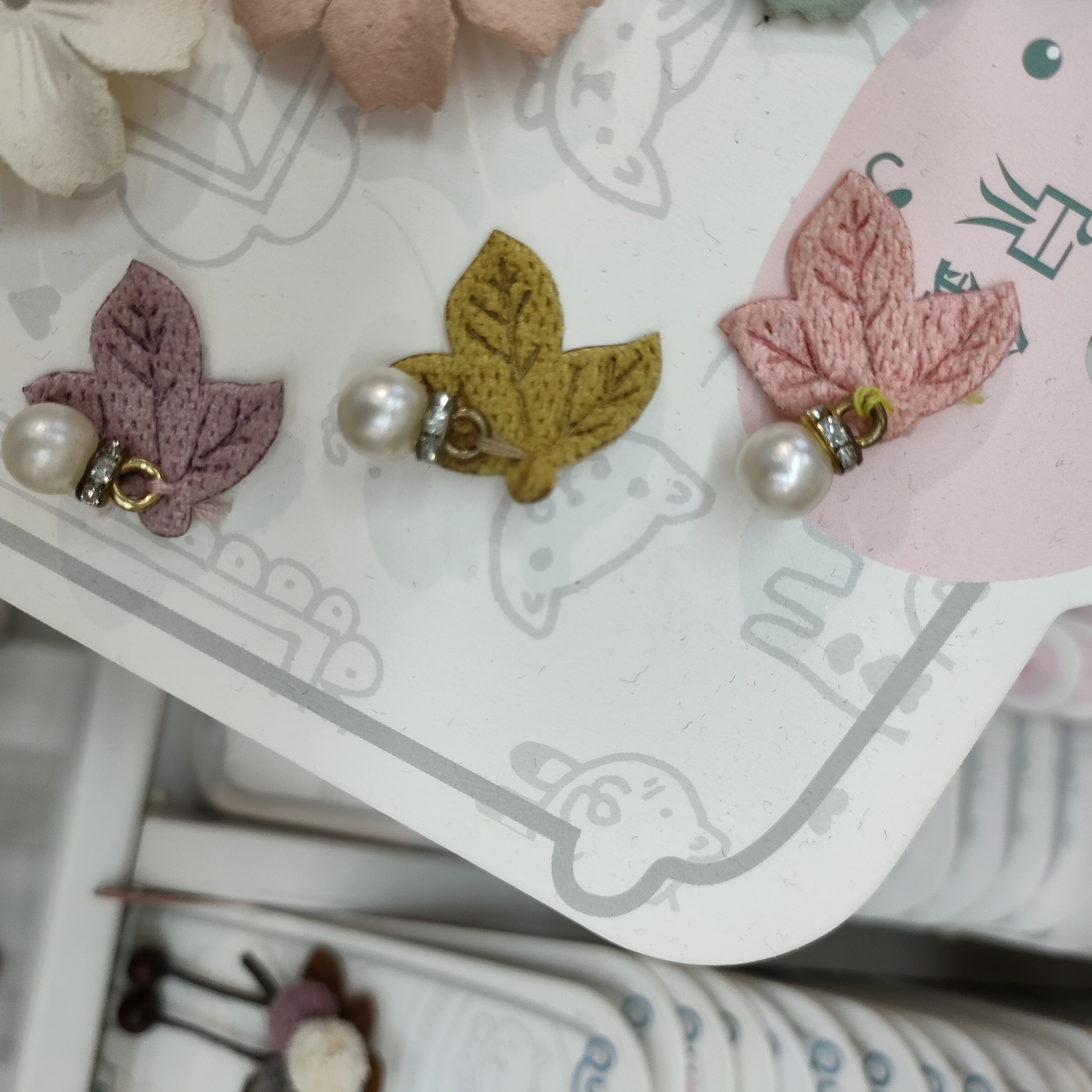 Maple leaf hanging bead