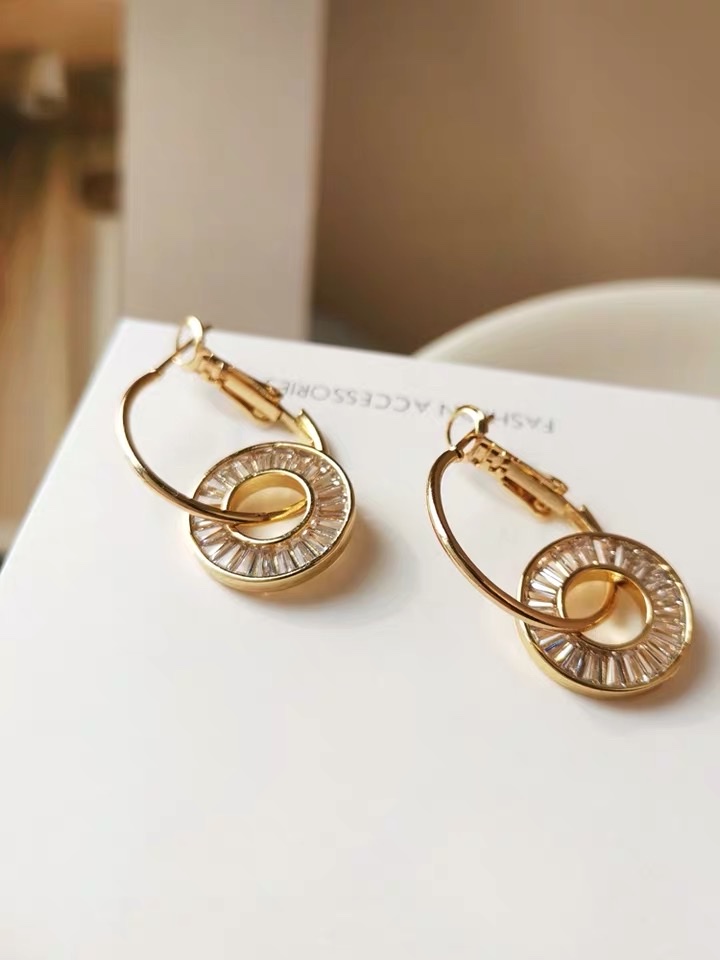Retro style, fashionable diamond-encrusted earrings, simple geometric round ear rings, 2021 trendy Hong Kong-style niche earrings detail image 3