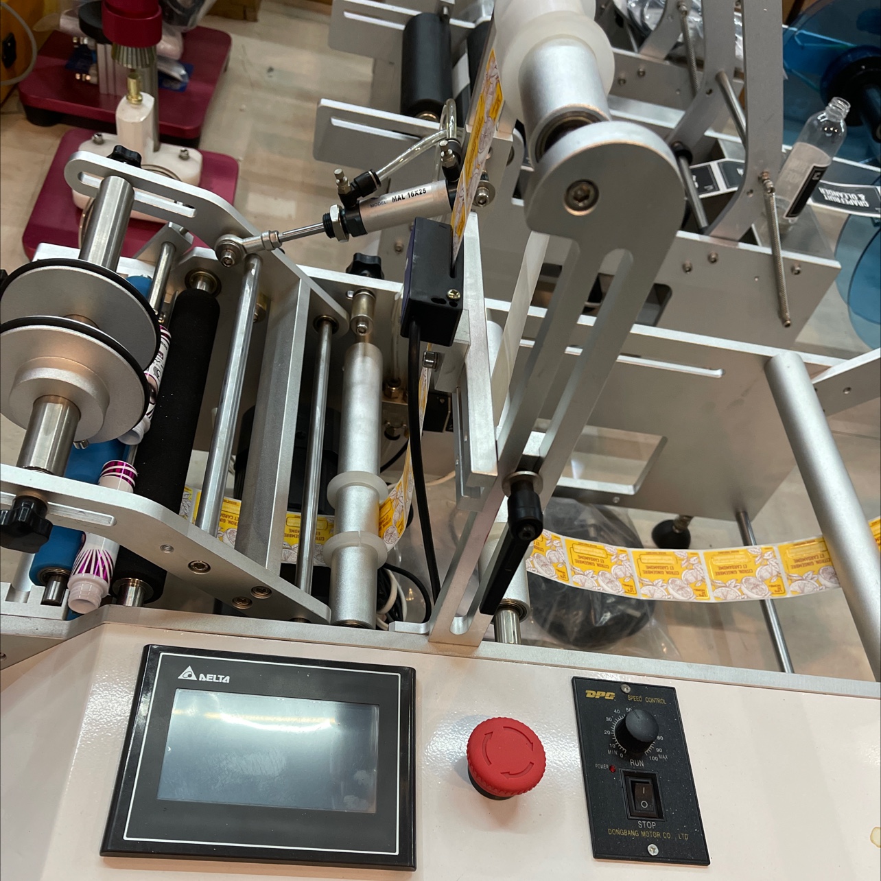 Semi-automatic desktop round bottle labeling machine, Guangxin Packaging Machinery Equipment, a well-established physical store, offers high-quality products at favorable prices Specification image