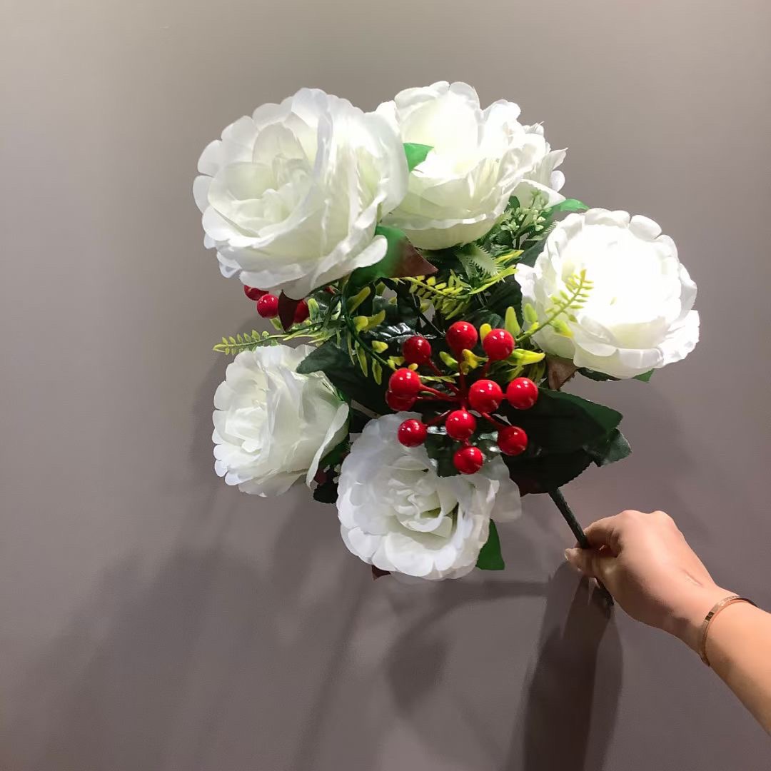 A 12-head rose and red fruit set