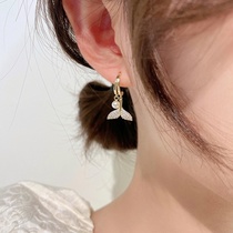 Micro-inlaid zircon mermaid tail pearl earrings, elegant temperament.