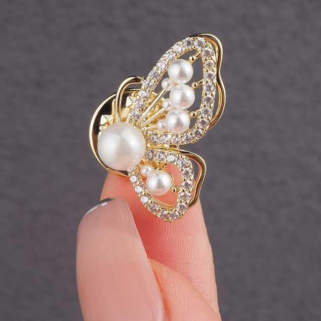 Pearl flying butterfly brooch
