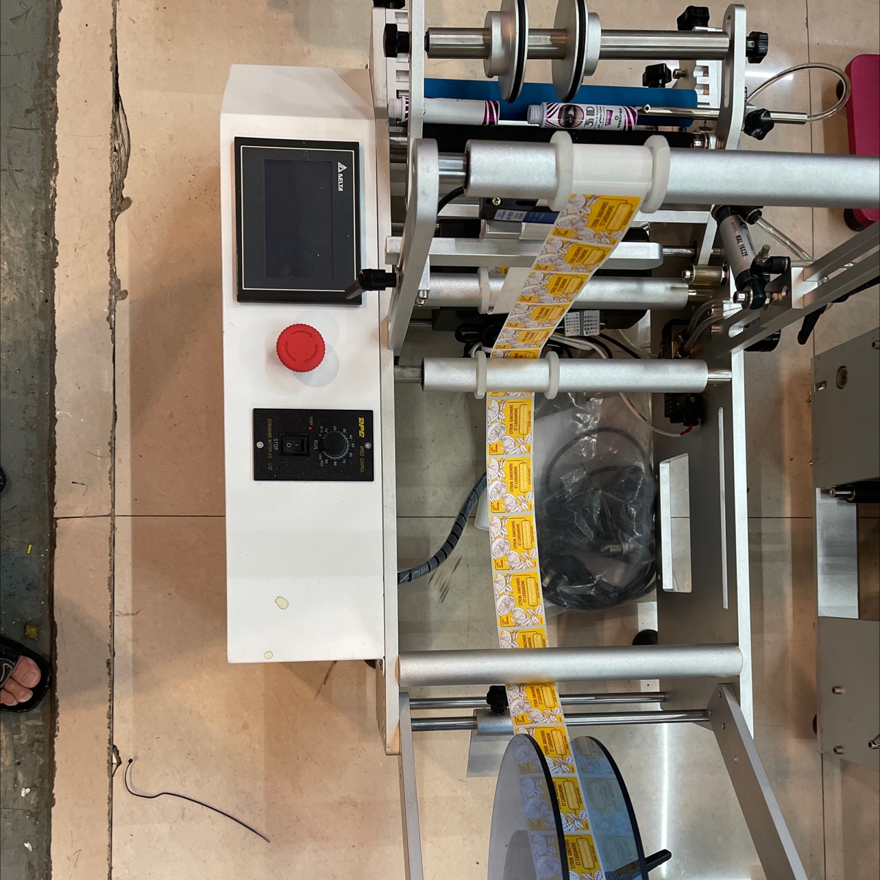 Semi-automatic desktop round bottle labeling machine, Guangxin Packaging Machinery Equipment, a well-established physical store, offers high-quality products at favorable prices