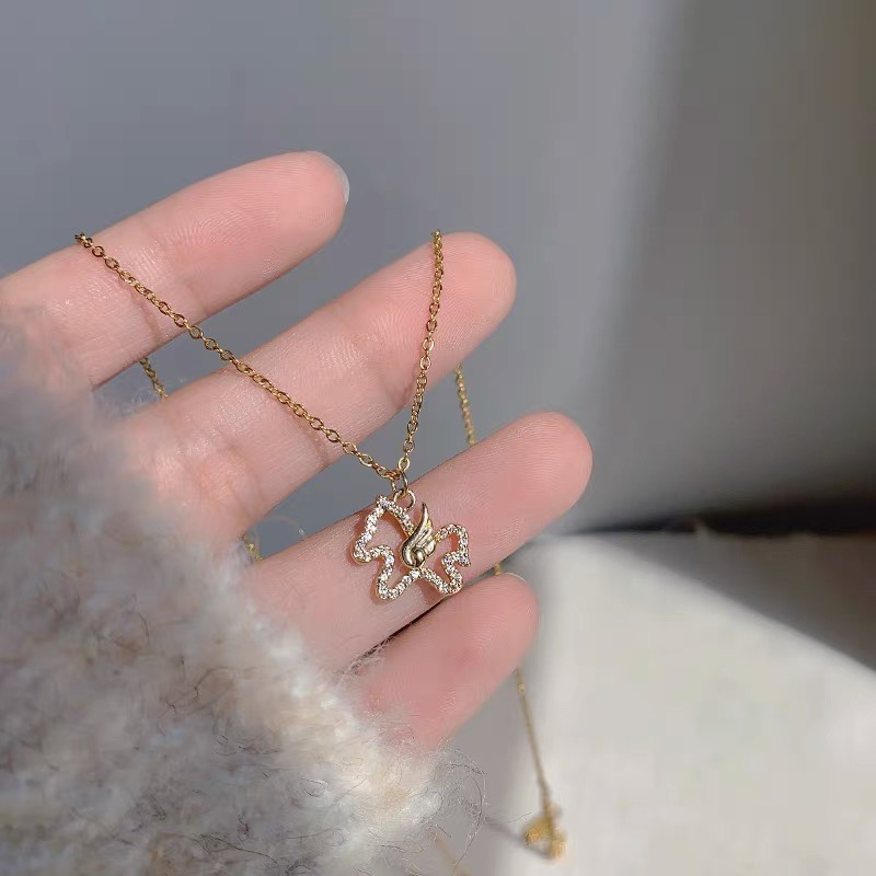 Hollow Pegasus necklace