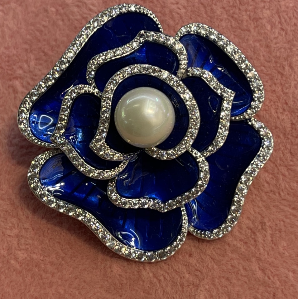 The brooch is a luxury accessorizing 7 with a micro-set of blue roses