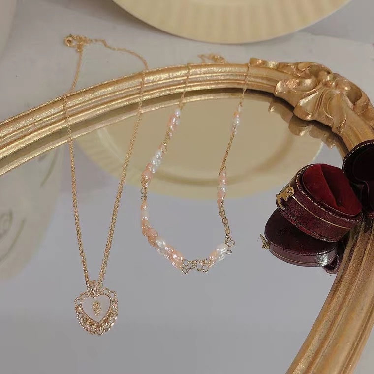 French retro, niche and versatile style, freshwater pearl heart-shaped lace layered necklace detail image 3