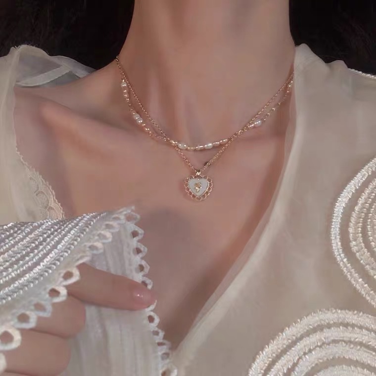 French retro, niche and versatile style, freshwater pearl heart-shaped lace layered necklace detail image 2