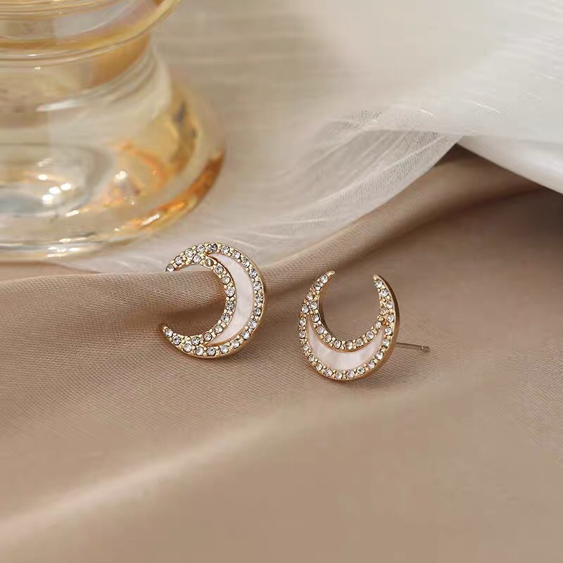 Simple and compact water diamond shiny and unique new moon-shaped fashionable and trendy stud earrings