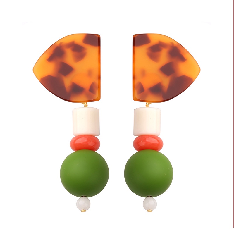 Amber multi-element earrings, design trend.