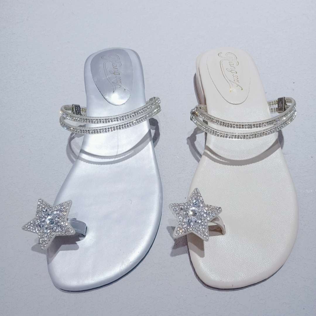 Ladies' slippers with clips details Picture