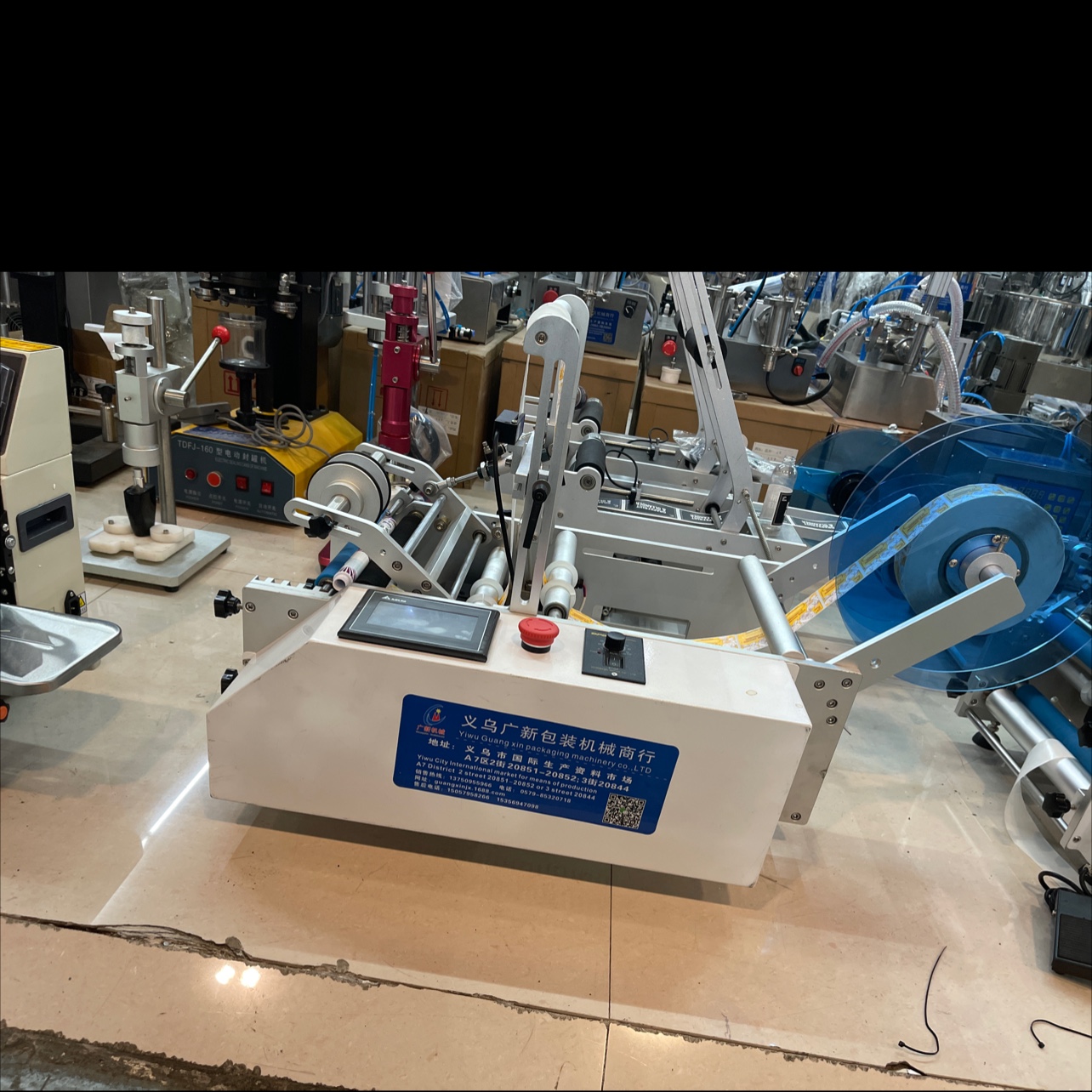 Semi-automatic desktop round bottle labeling machine, Guangxin Packaging Machinery Equipment, a well-established physical store, offers high-quality products at favorable prices details Picture