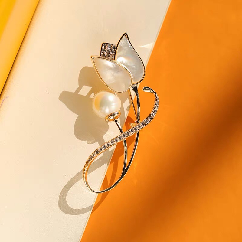 Belle tulip brooch