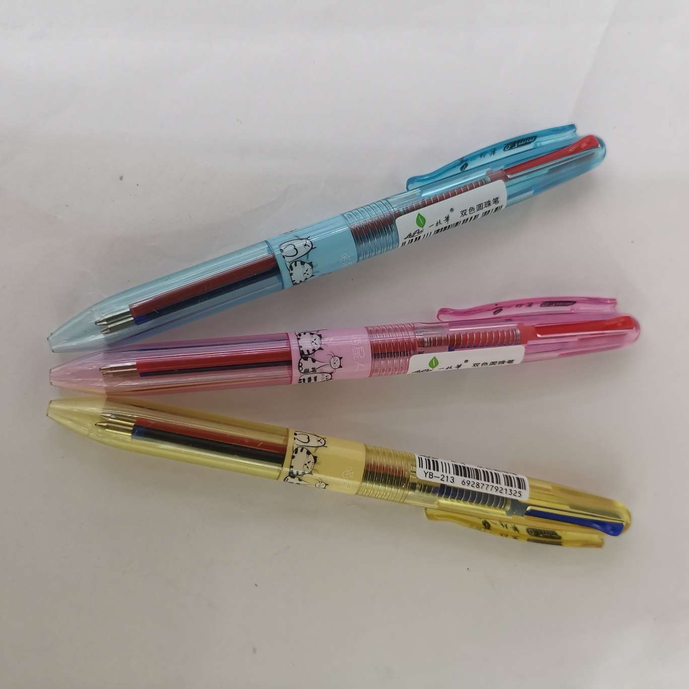 Two-color ballpoint pens in stock, red and blue, are available for display and packaging Specification image