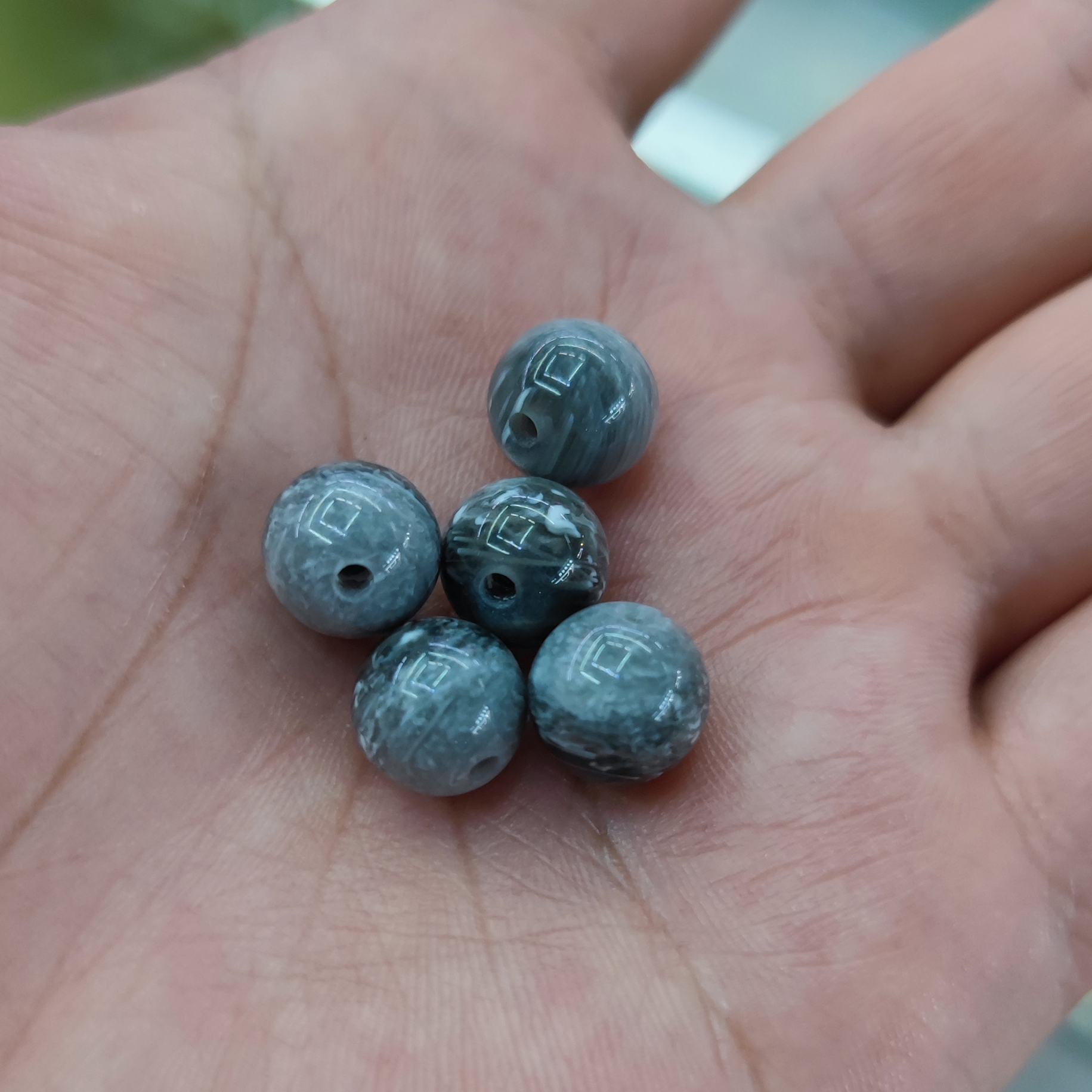 6 centimetre flower beads 16