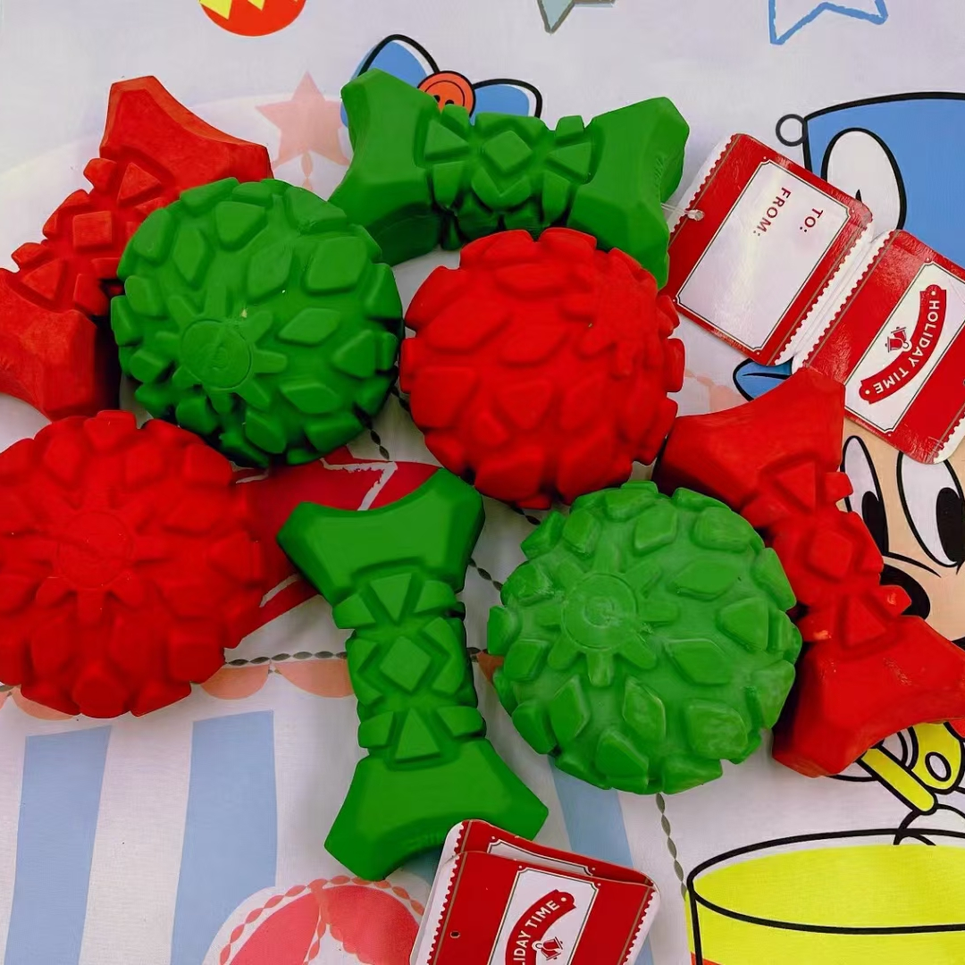 宠物用品！新到货一批🔥
外贸乳胶 球球⚽️骨头🦴小玩具   有轻微瑕疵 不会影响玩耍[机智]