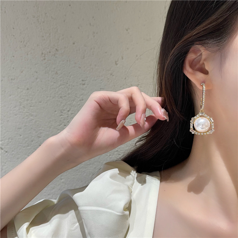 European and American fashion bestsellers, personalized, trendy, elegant and refined earrings Application Scenario
