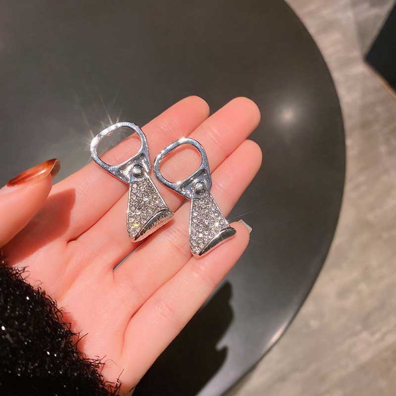 The can rings are full of diamond earrings, shiny.