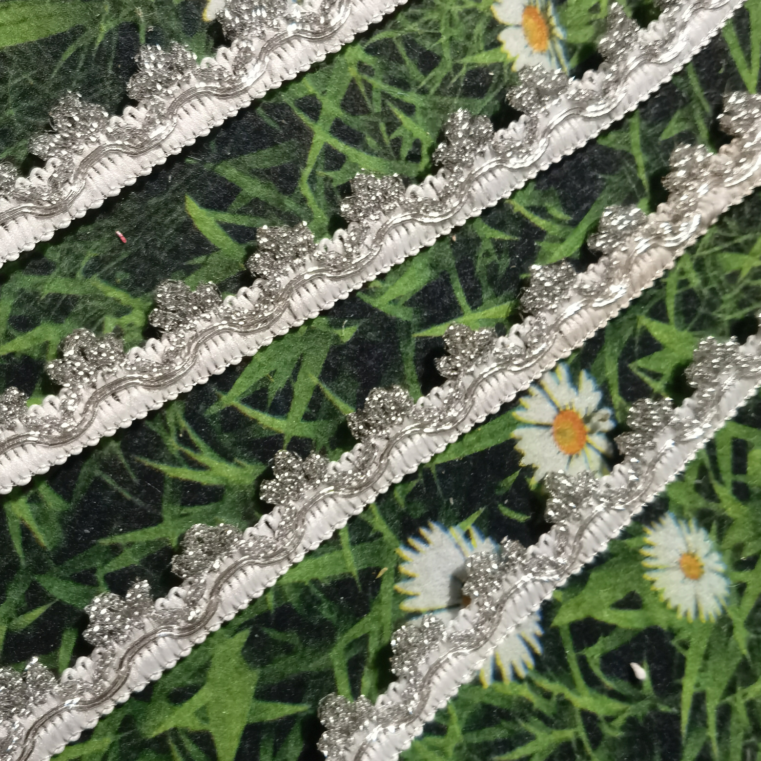 三朵花金银丝名族风格服装辅料围裙抱枕帽子篮子鞋子花边婚纱礼服贵州苗族服饰厂家直销现货供应玩具