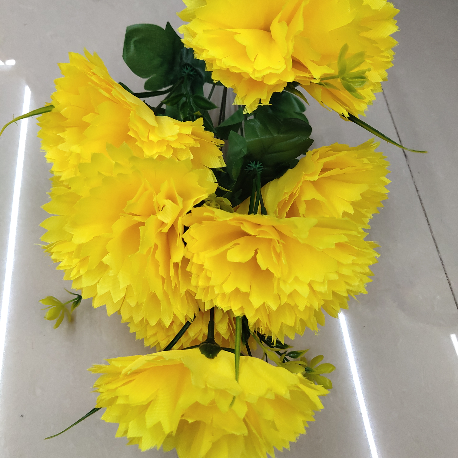 Factory direct sales with favorable prices. High-quality, high, medium and low-end artificial flowers, Qingming flowers and other 9-head silk cloth double-cut cloves