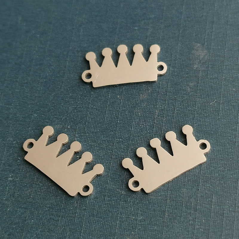 Manufacturers wholesale titanium steel accessories crown pendant diy bracelet bracelet stainless steel accessories accessories