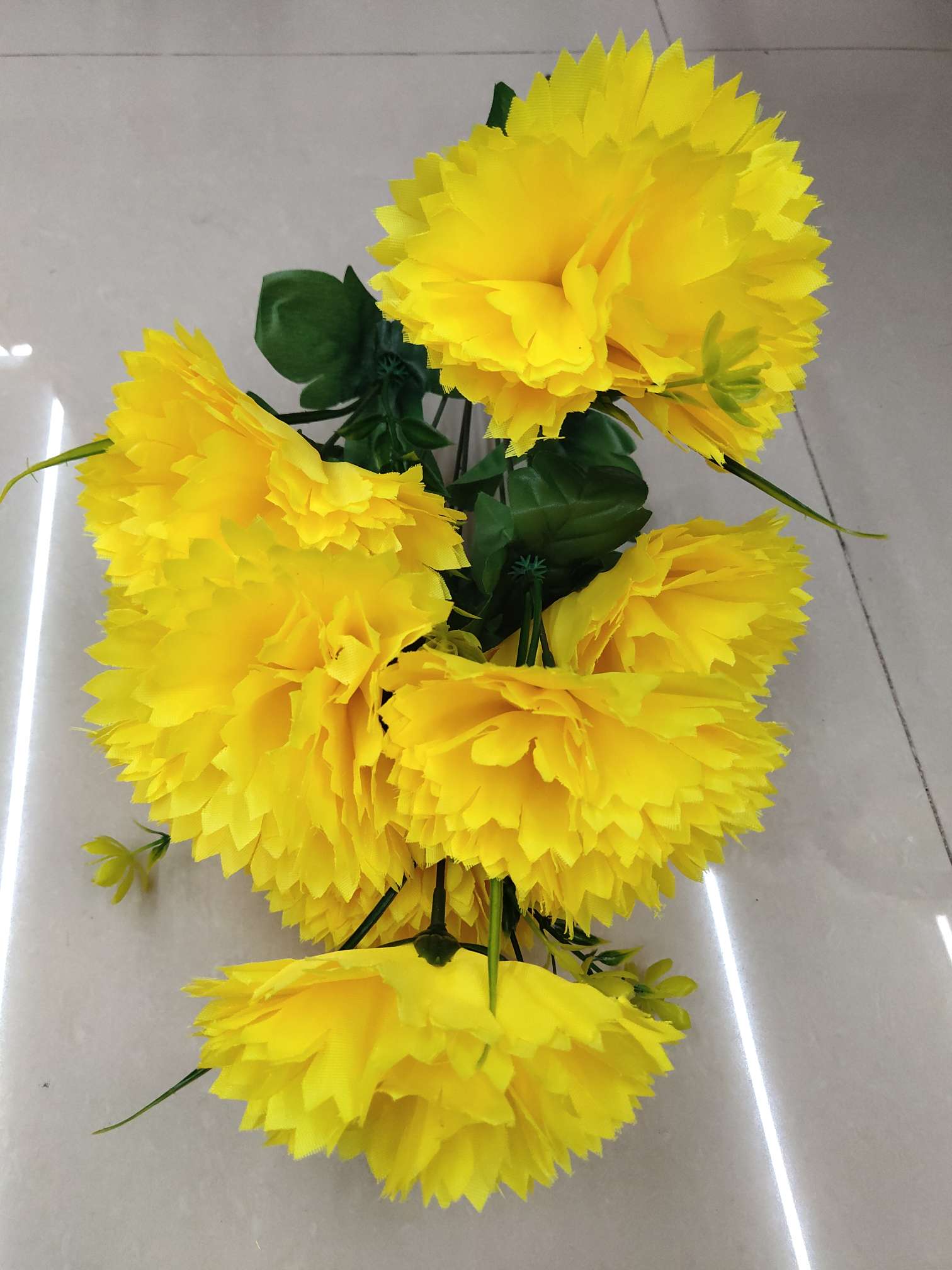 Factory direct sales with favorable prices. High-quality, high, medium and low-end artificial flowers, Qingming flowers and other 9-head silk cloth double-cut cloves detail image 2