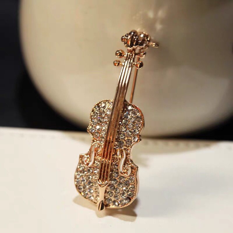 Gold violin brooch