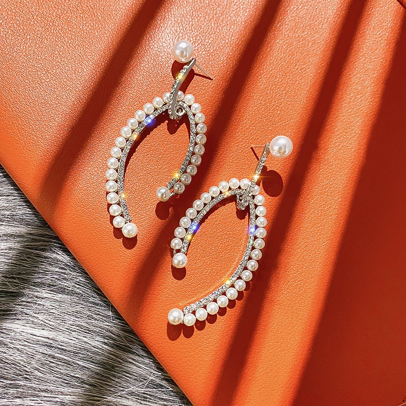 The meniscus is full of diamond and pearl earrings.
