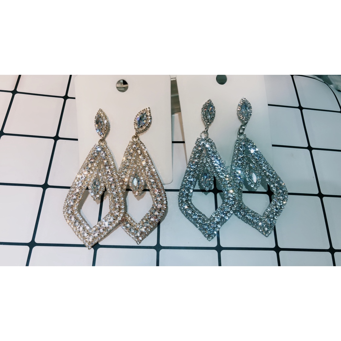 Diamond-bare gold earrings