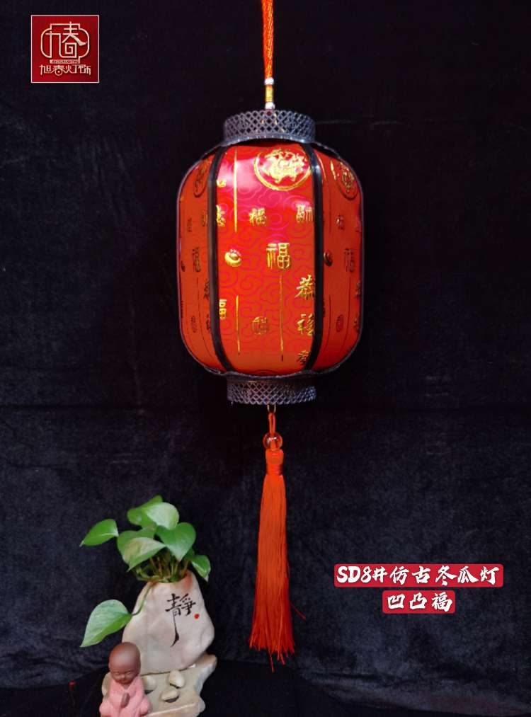 The joy of moving into a new home: The new house is glowing. The kindergarten is decorated with small lanterns and winter melon lanterns details Picture