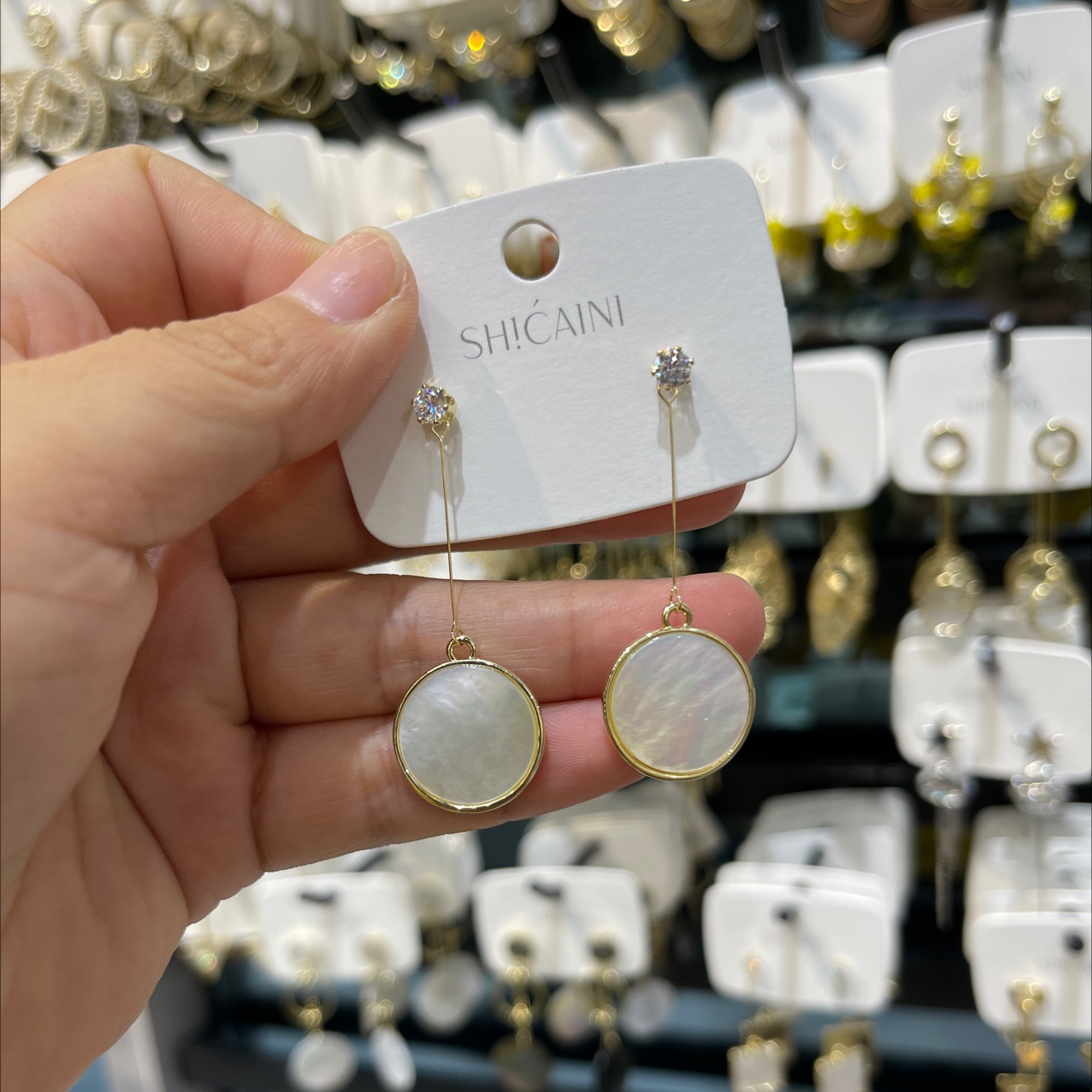 Round shell earrings 02