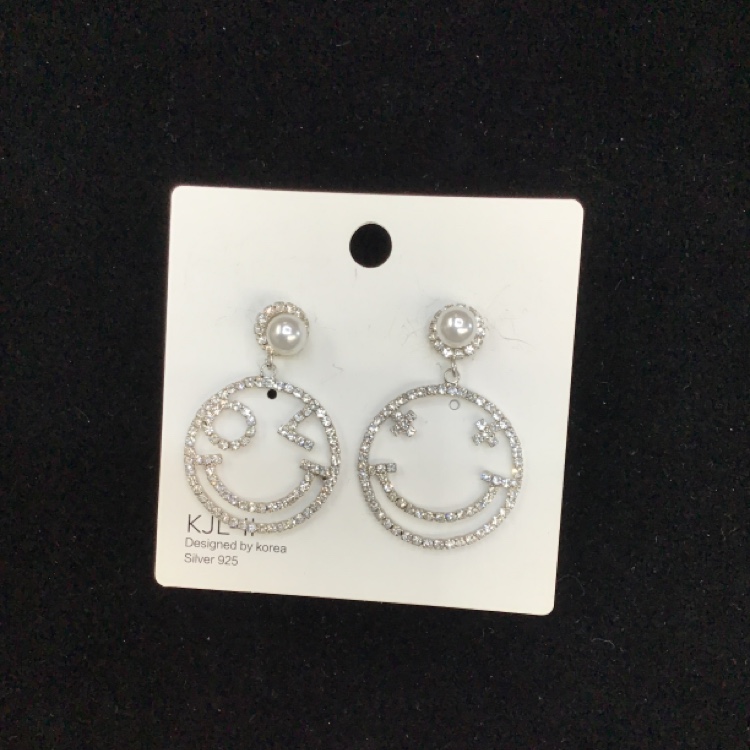South Korea Dongdaemun bean tassel earrings 2021 new cold wind round ball metal earrings female summer earrings delicate details! Wei Mei small Qing new classic ear stud star blogger the same style thumbnail