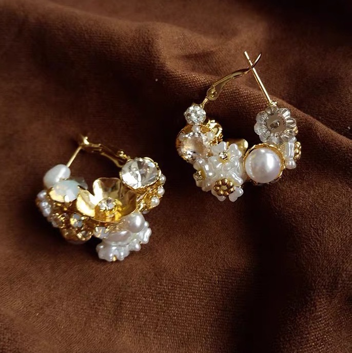 Three-dimensional flower high-end earrings, French internet-famous ear rings, feminine charm, Korean earrings with a unique design sense